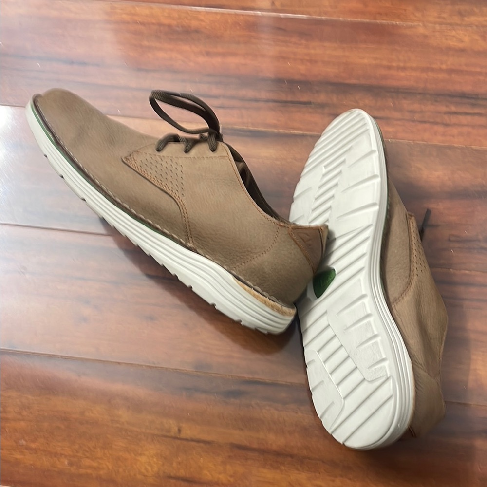 Clarks Brown Oxfords with Lace-Up Style and Rounded Toe - Picture 5 of 6